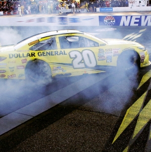 Sprint Cup | Harvick’s gas gaffe allows Kenseth to advance in Chase