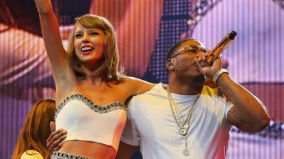 Taylor Swift Sings ‘Hot in Herre’ with Nelly & Haim!