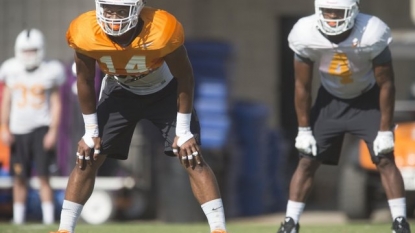 Tennessee linebacker Sapp out with stress fracture in foot