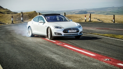 Tesla releases ‘Autopilot’ but says keep hands on the wheel