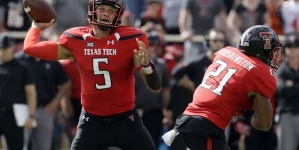 Texas Tech’s QB Mahomes day-to-day with left knee injury