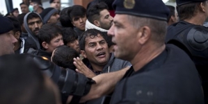 Thousands more migrants enter Austria