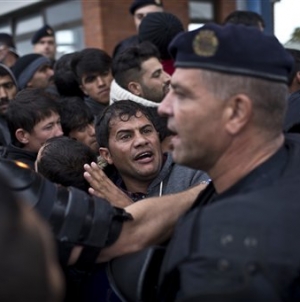 Thousands more migrants enter Austria