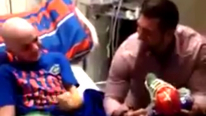 Former Heisman victor Tim Tebow surprises cancer patient at hospital