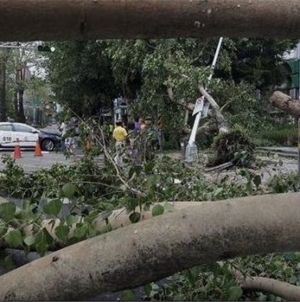 Typhoon Dujuan Kills Two, Injures Over 300 in Taiwan