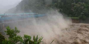 Typhoon lashes Taiwan, killing 2, injuring more than hundreds