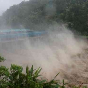 Typhoon lashes Taiwan, killing 2, injuring more than hundreds