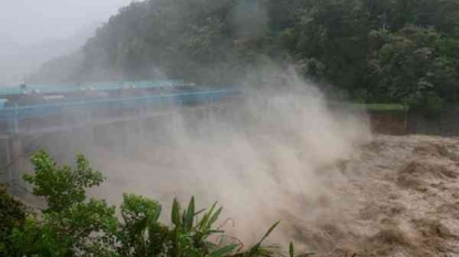 Typhoon lashes Taiwan, killing 2, injuring more than hundreds