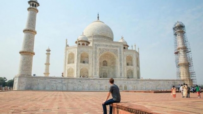 Zuckerberg in India, visits Taj Mahal