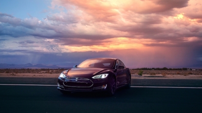 Watch Tesla’s new automatic lane-changing tech in action