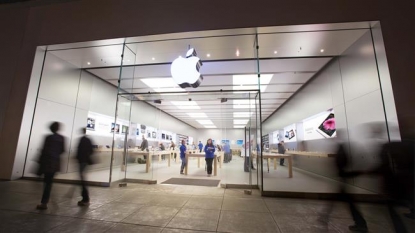 Apple Wins Dismissal of Lawsuit Over Employee Bag Checks