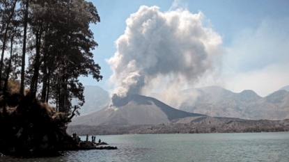 Bali airport closes as ash spews from volcano