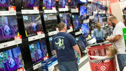 Change in Thanksgiving weekend spending stumps retailers