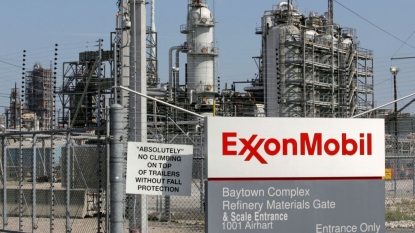 Chevron, Exxon Cut Spending on Oil Price Slide