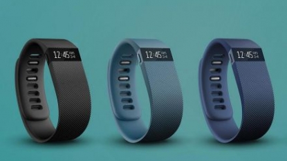 Fitbit posts strong 3Q, but shares fall on stock sale plans