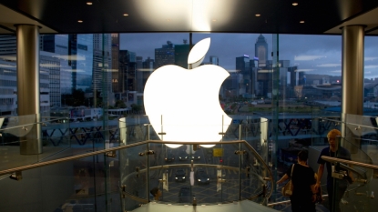 Police detain man swinging samurai sword at NYC Apple store