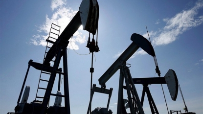 Oil prices fall 4 percent on news of oversupply