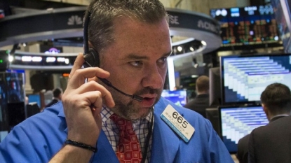 Wall St dips as Apple adds to fears of weakening demand