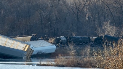 Crews work to clear up after 2 Wisconsin train derailments