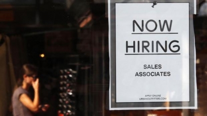 US adds 211000 jobs in November, jobless rate steady at 5 percent