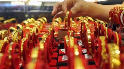 Gold getting caned, investors dumping ETFs ahead of Fed rate hike meeting