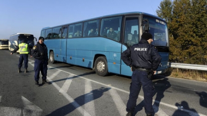 Greek police close border crossing, block access