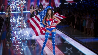 Victoria’s Secret Holiday Commercial 2015 Features Angels & Taylor Swift