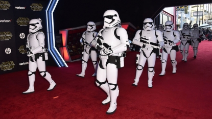 ‘Star Wars’ premiere crowd cheers for familiar, new faces