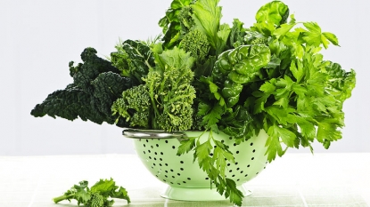 How eating green leafy vegetables may reduce risk of eye disease