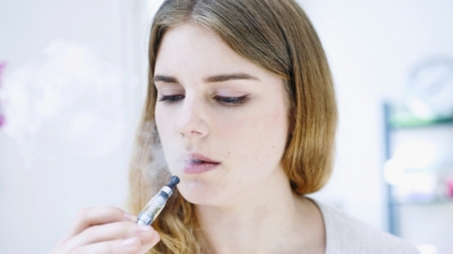 Doctors say e-cigarettes should be offered to help smokers quit