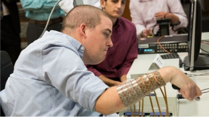 Brain implant lets paralyzed man regain use of hand