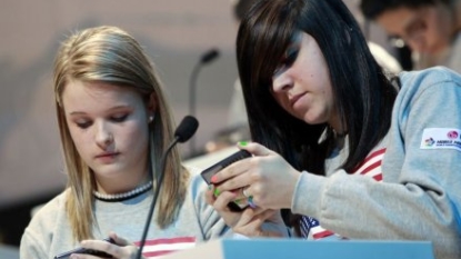 US families struggling with teens’ phone addiction