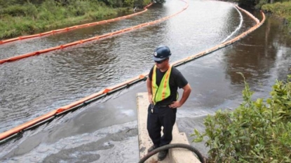 Efforts to contain North Saskatchewan River oil spill fail