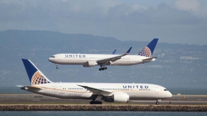 United Air shakes up management; names CFO, chief commercial officer