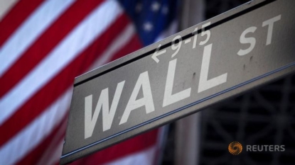 Wall St declines as oil prices drop; Fed in focus