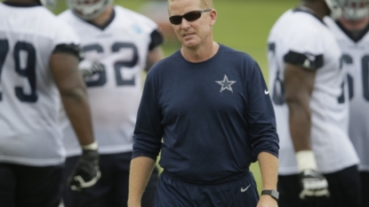 Cowboys pay tribute to Dallas police before start of camp