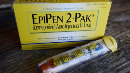 Actress Sarah Jessica Parker severs relationship with EpiPen over price gouging