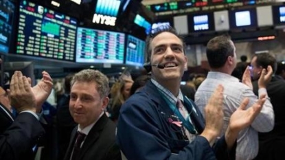 USA stock indexes edge higher in early trading; oil up