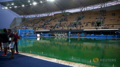 Green, not gold, color of the day at Olympic diving pool