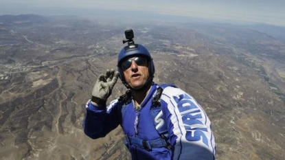 In a first, skydiver jumps from 25000 feet without parachute