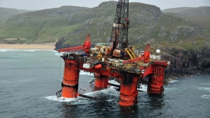 Grounded oil rig could be refloated next week, say engineers