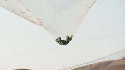 USA skydiver jumps without parachute from 25000 ft