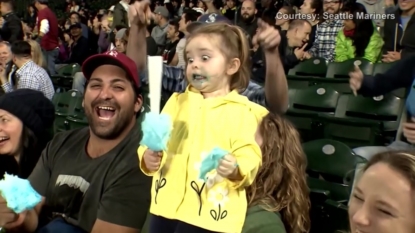 Adorable cotton candy girl steals show at Mariners game