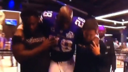 Adrian Peterson helped off field after apparent right leg injury vs. Packers