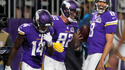 Vikings open new home by beating Packers