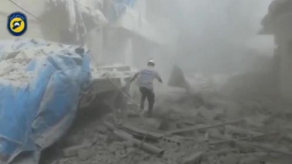 Dozens ‘choke’ after barrel bomb attacks in Aleppo