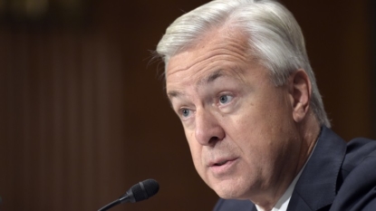 Elizabeth Warren Calls for Wells Fargo CEO to Resign