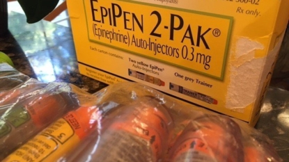 EpiPen maker to offer discounts after price hike