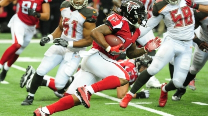 Falcons use deflected TD pass to beat Raiders 35-28