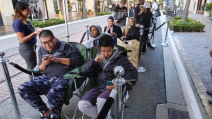 ILost them already: iPhone7 fans queue in the rain for cordless kit